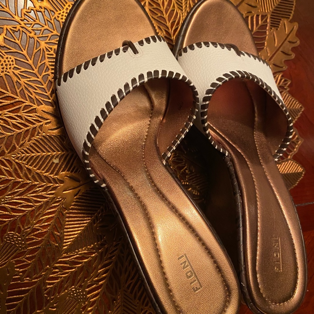 Super Cute summer Wedge - Picture 2 of 4